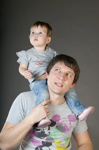 Bebê em mãos de homem — Fotografia de Stock