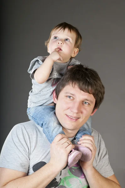 Ребенок в руках мужчины — стоковое фото