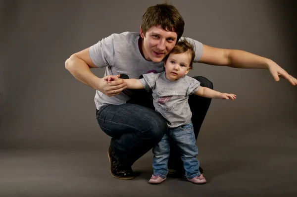Bebê em mãos de homem — Fotografia de Stock