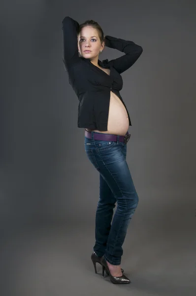 Studio porträtt av gravid kvinna — Stockfoto