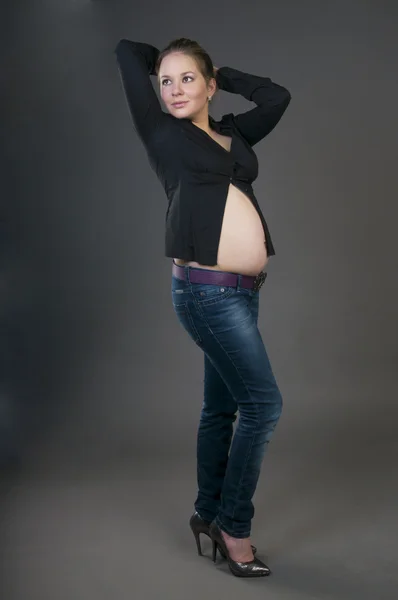 Студійний портрет вагітної жінки — стокове фото