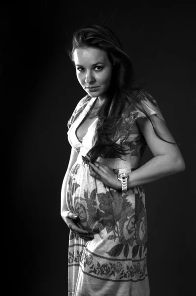工作室的怀孕妇女的肖像 — 图库照片
