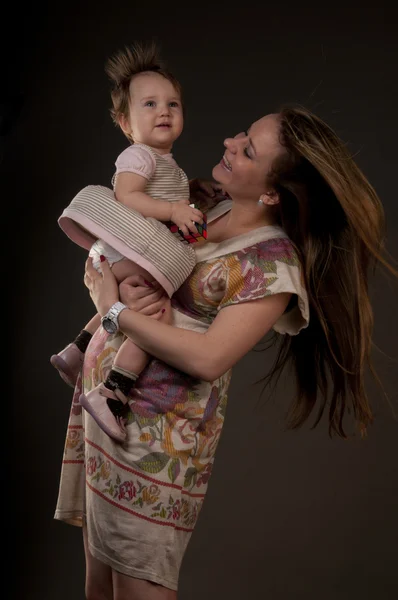 Junge Mutter mit einem charmanten Baby — Stockfoto
