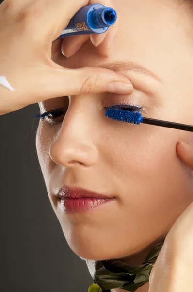 Schöne Frau mit Pinsel für Make-up — Stockfoto