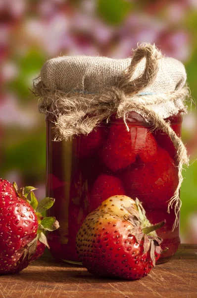 草莓果酱和新鲜草莓 — 图库照片