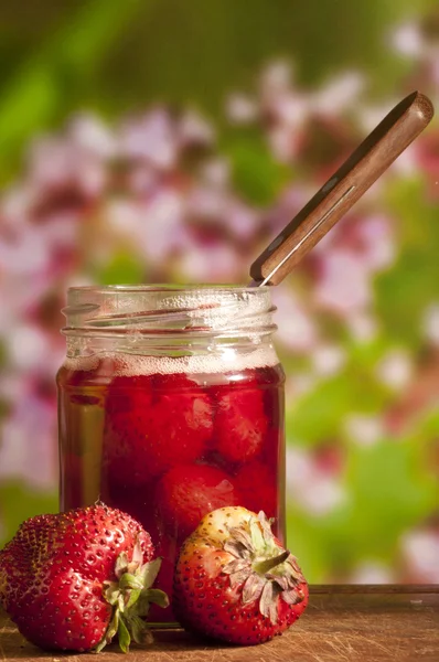 Jahodový džem a čerstvé jahody — Stock fotografie