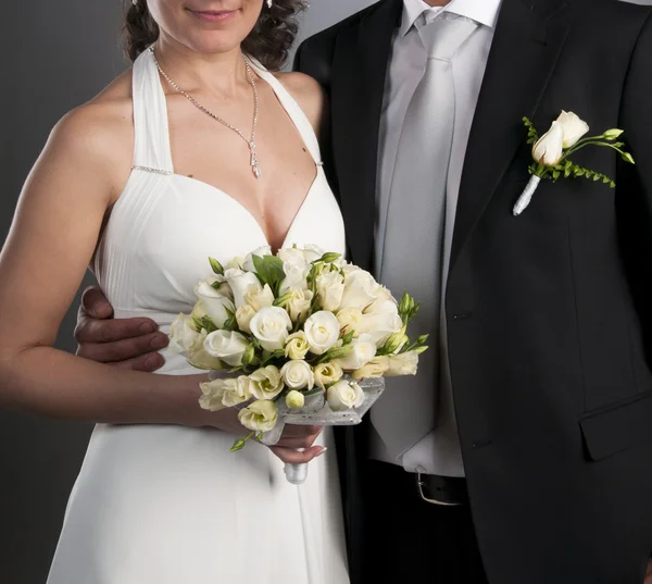 Bräutigam und Braut mit einem Brautstrauß — Stockfoto