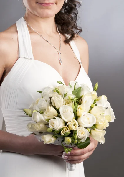 Die Braut mit einem Brautstrauß — Stockfoto