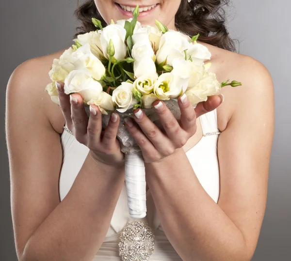 De bruid met een bruiloft boeket — Stockfoto