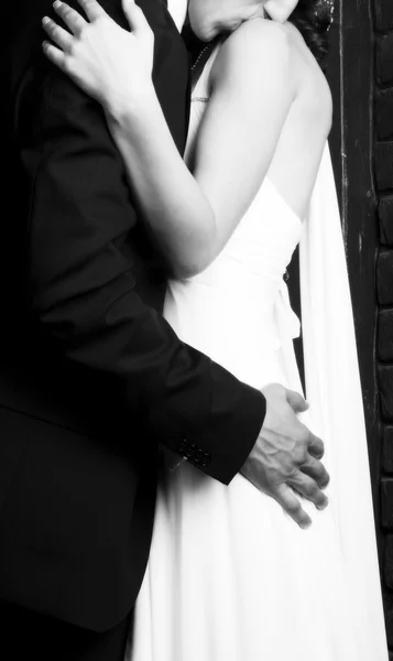 Nevěsta a podkoní paže kolem pasu — Stock fotografie