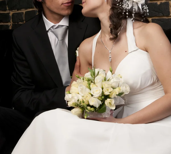 Vőlegény és menyasszony, esküvői csokor — Stock Fotó