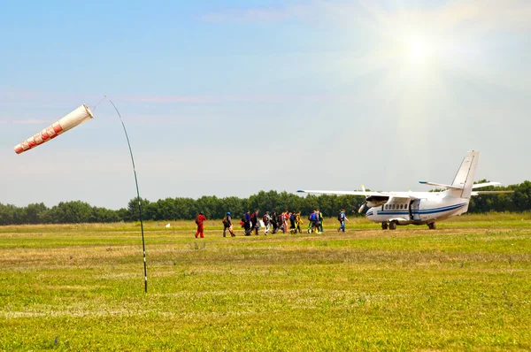 Vliegtuig in het veld — Stockfoto