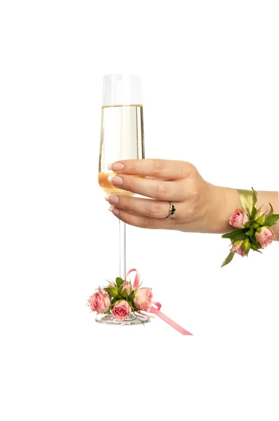 Svatební sklenice šampaňského v ruce nevěsty — Stock fotografie