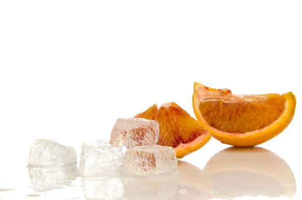 물과 오렌지의 조각에 녹아 얼음 조각 — 스톡 사진