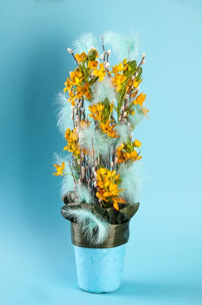 Flor amarilla en maceta — Foto de Stock