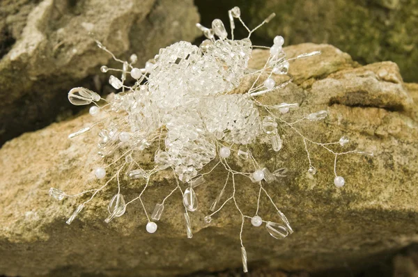 Fleur artificielle sur une pierre — Photo