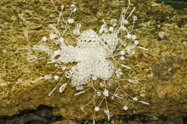 Mesterséges virág a kő — Stock Fotó