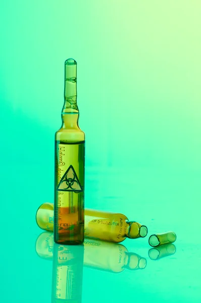 Zwei Ampullen mit biogefährlicher Substanz — Stockfoto