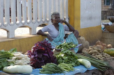 Sari kadın pazarda satmaktadır