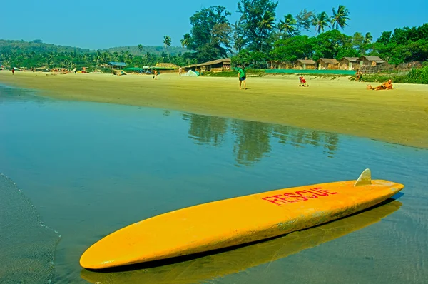 Placa de surf na areia — Fotografia de Stock Grátis