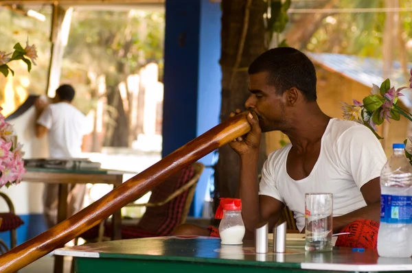 Uomo con didgeridoo — Foto Stock
