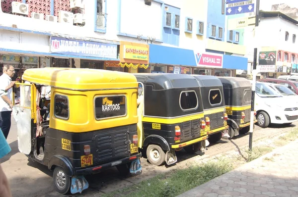 Taxiuri cu ricşă auto. Panaji — Fotografie, imagine de stoc