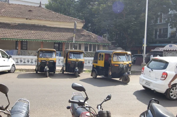 Taxiuri cu ricşă auto. Panaji — Fotografie, imagine de stoc