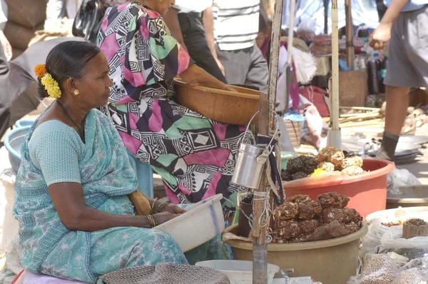 Mujer en sari de color se vende en el mercado —  Fotos de Stock