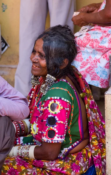 Kadın renkli sari — Stok fotoğraf