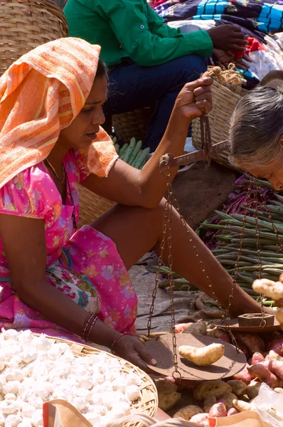 Femme en sari coloré vend sur le marché — Photo