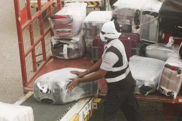 Людина завантаження багажу. Об'єднані Арабські Емірати — стокове фото