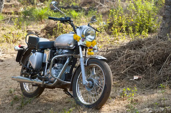 インドの花飾られたオートバイ  — 無料ストックフォト