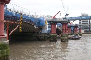 Londra manzarası ile inşaat vinçleri.