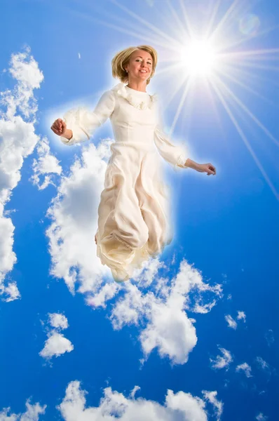 Mädchen schwebt in der Luft — Stockfoto