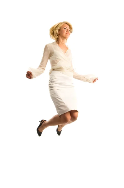 Повна слава жінки стрибає в повітрі — стокове фото