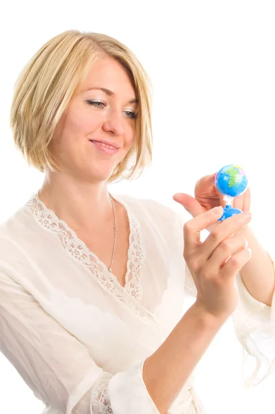 Jonge vrouw met wereldbol — Stockfoto