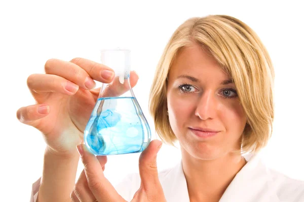 흰색 배경 위에 고립 된 플라스 크에 액체를 분석 하는 여성 흑인 실험실 기술자 — 스톡 사진