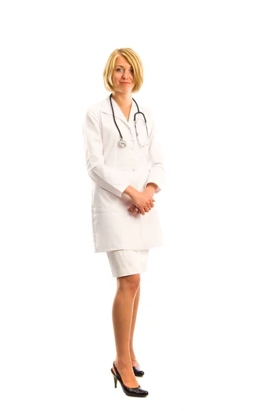 Mosolygó orvosnő sztetoszkóppal. Elszigetelt fehér háttér felett — Stock Fotó