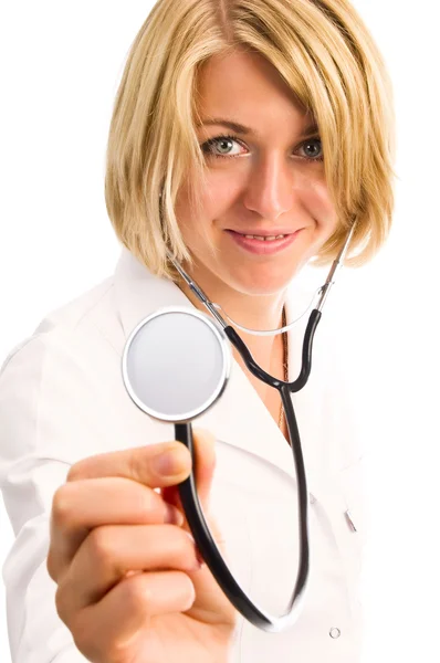 Усміхнена жінка-лікар зі стетоскопом. Ізольовані на білому тлі — стокове фото