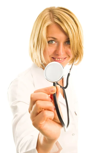 Médico sonriente mujer con estetoscopio. Aislado sobre fondo blanco — Foto de Stock
