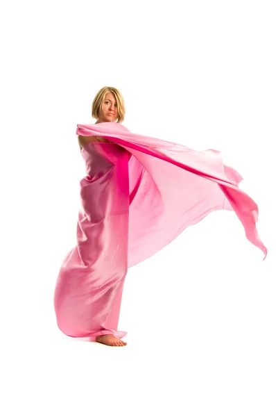 Fiatal nő rózsaszín ruhában — Stock Fotó