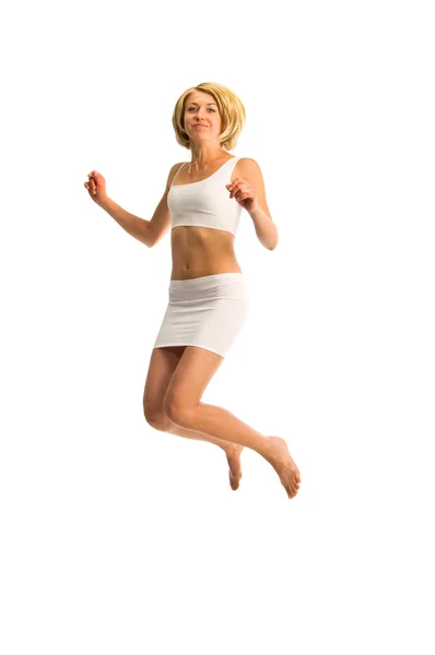 Lässige Frau, die vor Freude springt? isoliert auf weißem Hintergrund — Stockfoto