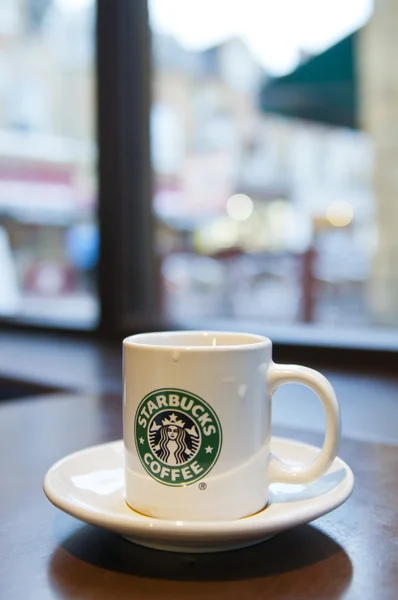 Starbucks cup of coffee in coffeehouse — Stock Photo, Image