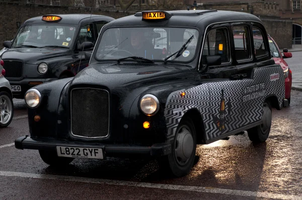 在伦敦的 blacktaxi 车 — 图库照片