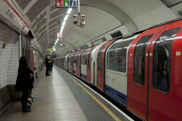 Londýn, Velká Británie, St.Paul 's londýnského metra — Stock fotografie