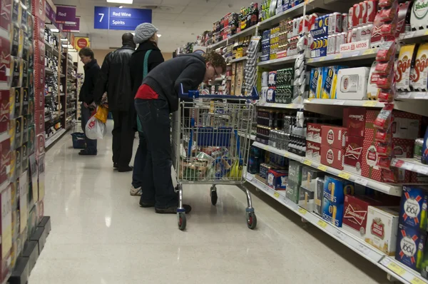 Compras de comestibles en el supermercado Tesko —  Fotos de Stock