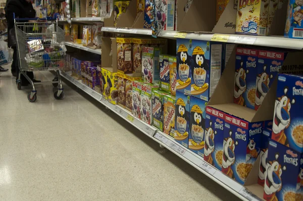 Compras de comestibles en el supermercado Tesko —  Fotos de Stock