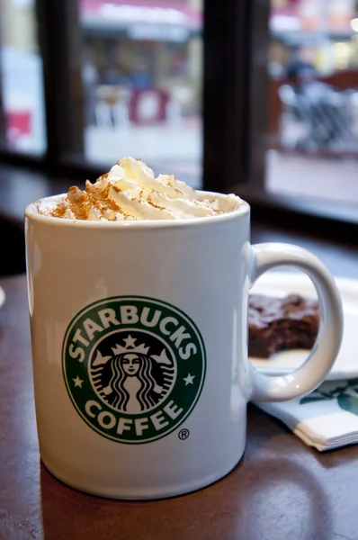 Starbucks cup of coffee in coffeehouse — Stock Photo, Image