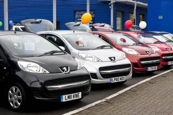 Peugeot-Autos zum Verkauf — Stockfoto