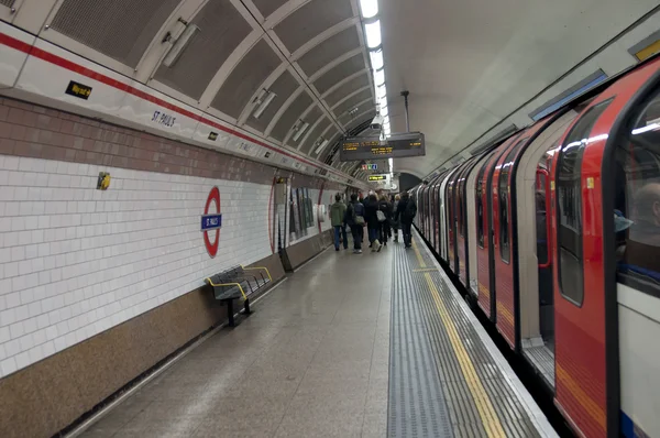 St. paul 's london tube — Stockfoto
